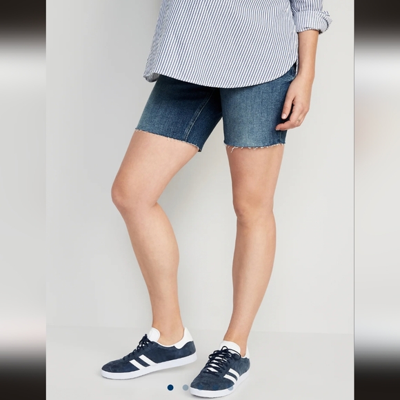 Old Navy Maternity Full-Panel OG Straight Cut-Off Jean Shorts -- 5-inch inseam - Picture 1 of 5